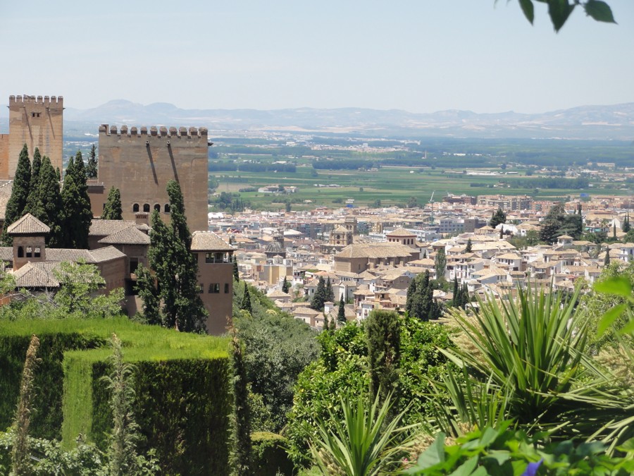 Výhled ze zahrad Generalife na Alhambru i Albaicín