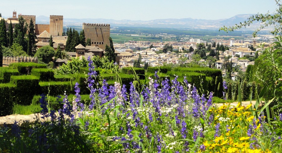 Zahrady Generalife s výhledem na Alhambru