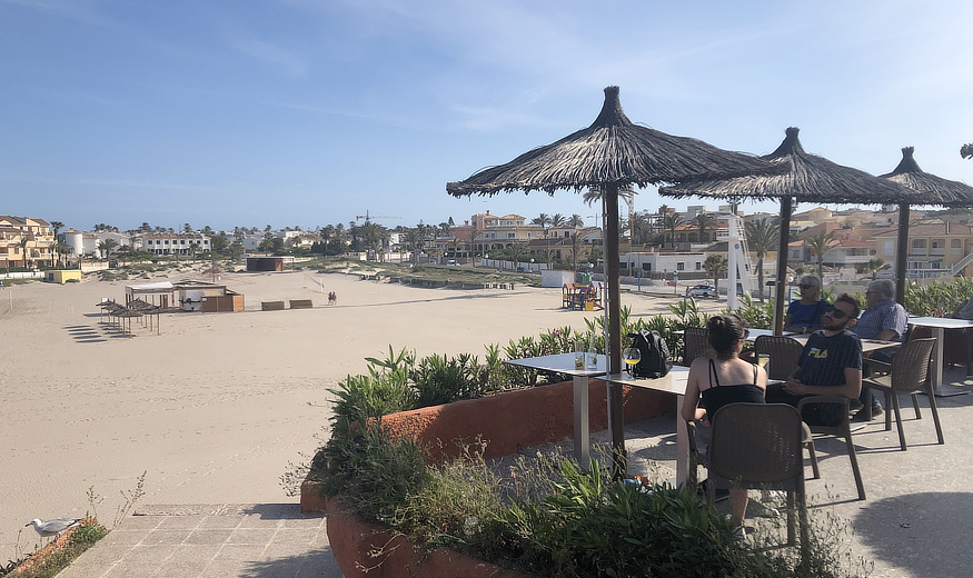 Výhled na pláž La Zenia z restaurace La Mirada